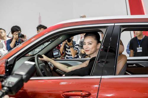 VinFast bàn giao xe 1,7 tỷ đồng cho đại sứ thương hiệu Ngô Thanh Vân