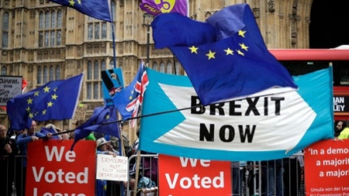 Tiếp tục lùi Brexit: Mớ bòng bong bao trùm nước Anh!