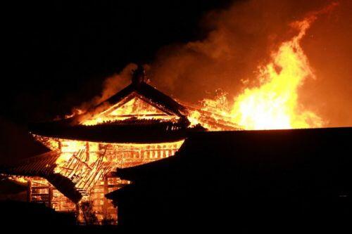 Hỏa hoạn kinh hoàng nhấn chìm lâu đài di sản 600 tuổi ở Nhật Bản