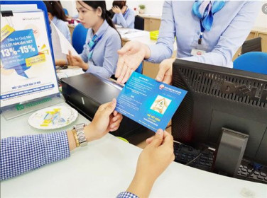 'Lách' nâng lãi suất huy động tiền, kỷ lục 10.2%