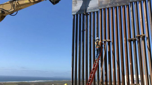 Tường biên giới 10 tỷ USD "không thể vượt qua" của ông Trump bị cưa thủng