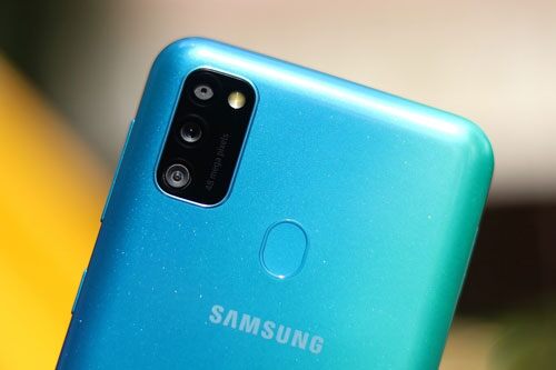 Smartphone Samsung 3 camera sau, pin 6.000 mAh lên kệ ở Việt Nam, giá 6,99 triệu