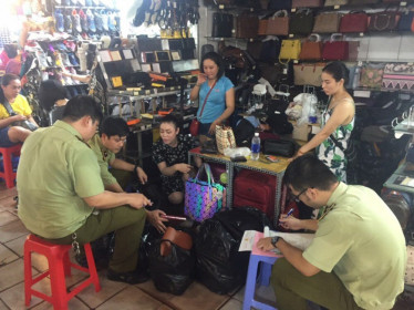 Kiểm tra chợ 'nhà giàu' Sài Gòn, phát hiện hàng ngàn sản phẩm giả, nhái