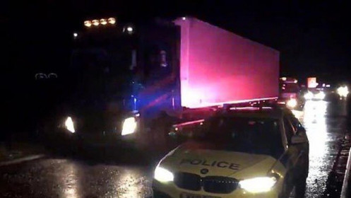 Phát hiện 15 di dân trong thùng xe tải ở Anh, nghi phạm bị bắt
