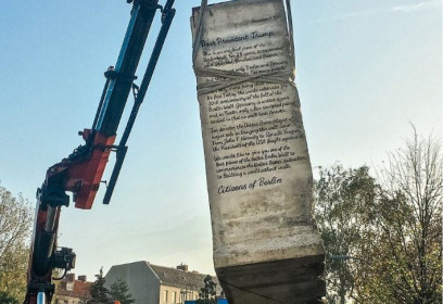 Người Đức gửi tặng mảng tường Berlin 2,7 tấn cho ông Trump