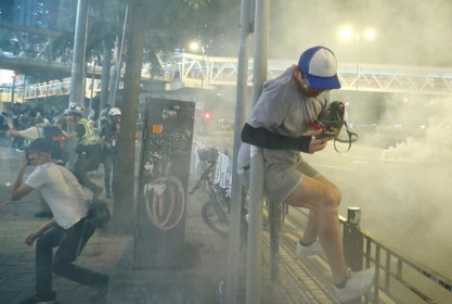 Biểu tình tiếp diễn ở Hồng Kông, bạo lực lan tràn khu Tân Giới