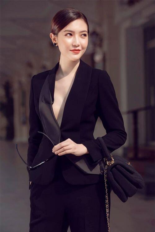 2 hoa hậu Việt lấy chồng tỷ phú hơn 18, 19 tuổi giờ ra sao?