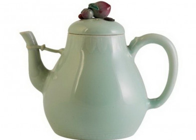 Bình trà cổ đời vua Càn Long bán được giá 1,3 triệu USD
