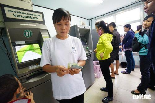 ‘Ông lớn’ ngân hàng lội ngược dòng giảm phí rút tiền ATM