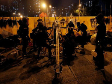 Người biểu tình Hong Kong “tích” bom xăng, súng cao su, gạch đá...quyết đấu với cảnh sát