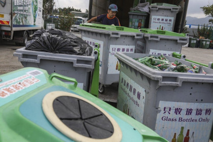 Hồng Kông cấm tái chế và thu gom chai thuỷ tinh để hạn chế bom xăng?