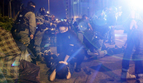 800 người biểu tình “đầu hàng” cảnh sát Hong Kong