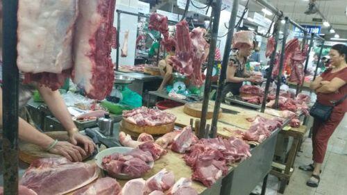 Giá thịt lợn tăng kỷ lục: Tiểu thương "khóc ròng" vì lỗ nặng, nhiều người nghỉ bán