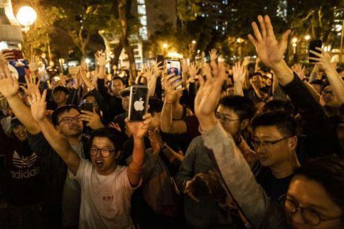 Phe dân chủ Hong Kong thắng lớn trong cuộc bầu cử cấp quận