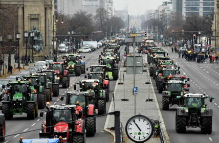5.000 máy kéo đổ về Berlin để phản đối chính sách nông nghiệp mới