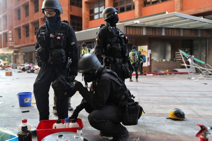 Cảnh sát bắt đầu dọn dẹp chất nổ, chất gây cháy trong Đại học Bách khoa Hồng Kông