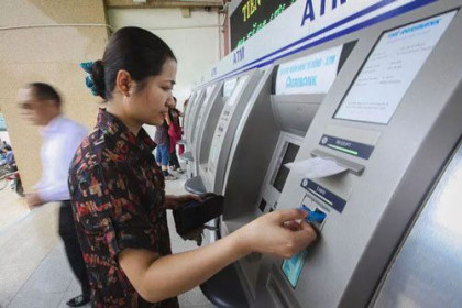 Mở thẻ ATM cho người khác sẽ bị phạt đến 100 triệu đồng