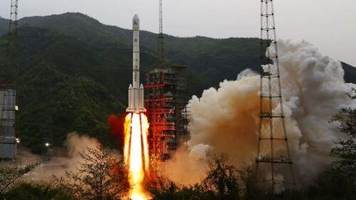 “Mưa” mảnh vỡ tên lửa Trung Quốc rơi nát nhà dân