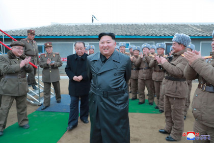 “Giải mã” phong cách thời trang mới của ông Kim Jong-un