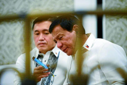 Trung Quốc muốn tặng Tổng thống Philippines điện thoại "không thể bị hack"