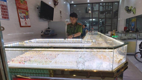Chủ mải mê xem bóng đá Việt Nam - Indonesia, tiệm vàng bị trộm “ghé thăm”