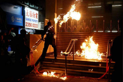 Được vài ngày yên bình, Hong Kong lại chìm trong khói lửa, bạo lực