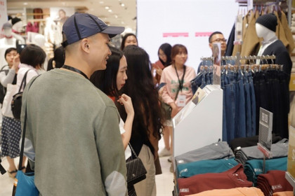 Xếp hàng dài hơn 3 tiếng để mua quần áo Nhật ngày đầu ra mắt tại TPHCM