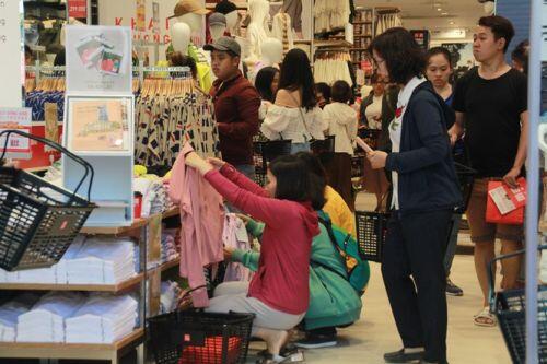 Xếp hàng dài hơn 3 tiếng để mua quần áo Nhật ngày đầu ra mắt tại TPHCM