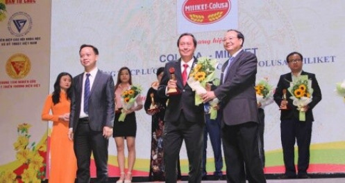 Trao cúp vàng thương hiệu Việt uy tín và phát triển bền vững năm 2019