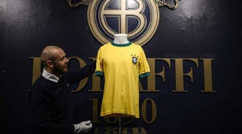 Áo thi đấu của 'Vua bóng đá' Pele có giá cao ngất ngưởng