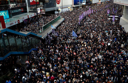 Hàng chục ngàn người tuần hành, chính quyền Hồng Kông kêu gọi bình tĩnh
