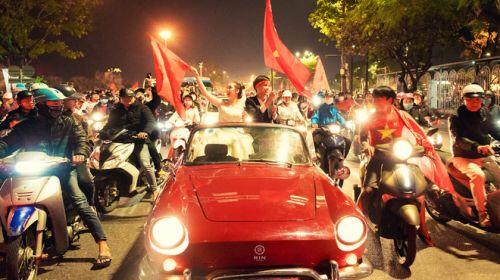 Loạt cờ đỏ, sao vàng rộng chục nghìn m2 rợp cửa ngõ Hà Nội đón U22 vô địch trở về