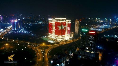 Loạt cờ đỏ, sao vàng rộng chục nghìn m2 rợp cửa ngõ Hà Nội đón U22 vô địch trở về