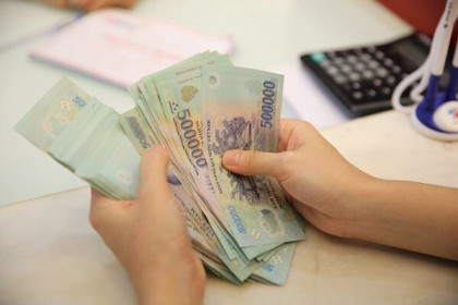 Lãi suất đang hạ, lạm phát bất ngờ tăng