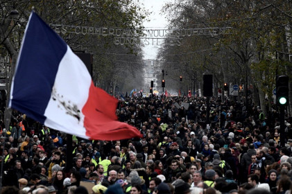 Người Pháp tiếp tục biểu tình, cắt điện phản đối cải cách lương hưu