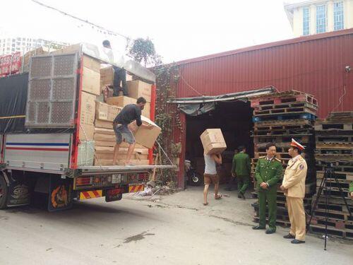 Cảnh sát phát hiện hơn 20 tấn hàng nhập lậu trên cao tốc Hà Nội - Lào Cai