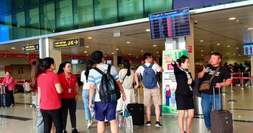 Tắt loa, sân bay Tân Sơn Nhất lắp thêm màn hình lớn song ngữ Việt - Anh