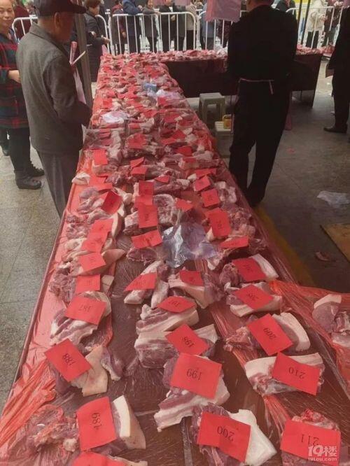 Thời buổi thịt lợn giá "cao ngất", ngân hàng dùng phần thưởng lạ đời khiến khách thích mê