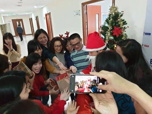 Dịch vụ “ông già Noel” tặng quà dịp lễ Giáng sinh hút khách