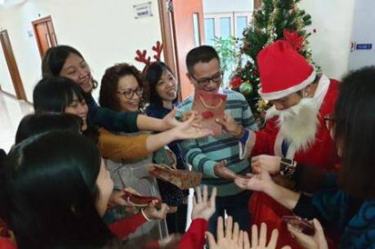 Dịch vụ “ông già Noel” tặng quà dịp lễ Giáng sinh hút khách
