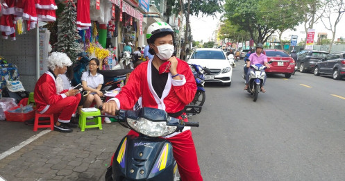 “Ông già Noel” cưỡi xe máy chạy bở hơi tai vì đắt “sô”
