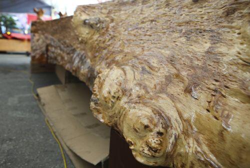 Chiêm ngưỡng những chiếc phản làm bằng gỗ cẩm giá hơn 2 tỷ đồng