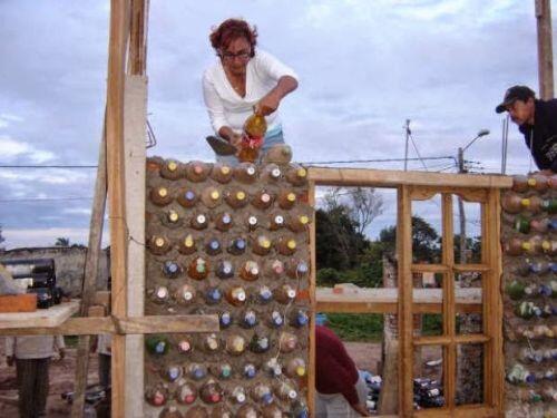 Độc đáo ngôi nhà xây từ những chai nhựa bỏ đi
