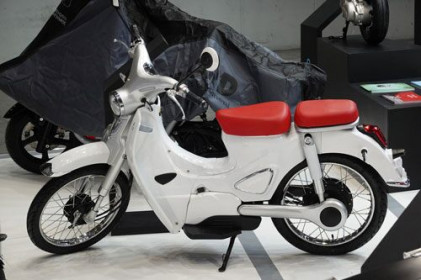 Xe máy điện thiết kế giống Honda Super Cub C125, phạm vi hoạt động 120 km/lần sạc