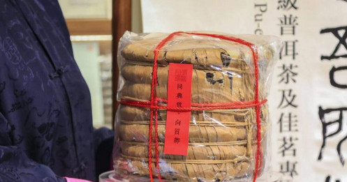 Kỳ lạ một chồng 7 chiếc bánh trà nén Trung Quốc được bán với giá hơn 25 tỷ đồng