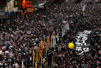 Người biểu tình Hồng Kông đụng độ cảnh sát ngày đầu năm