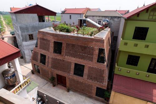 Ngôi nhà ở Hà Nội xây bằng gạch mộc với hàng ngàn ô trống, gây “sốt” trên báo Tây