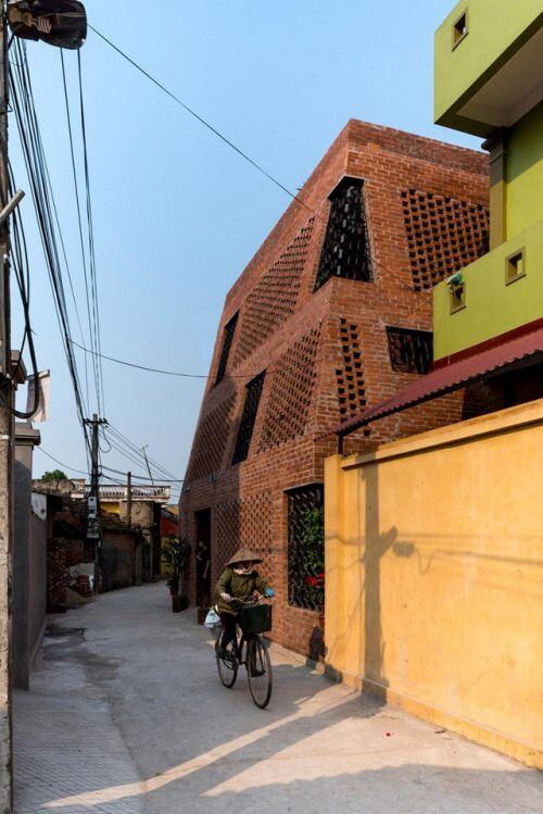 Ngôi nhà ở Hà Nội xây bằng gạch mộc với hàng ngàn ô trống, gây “sốt” trên báo Tây