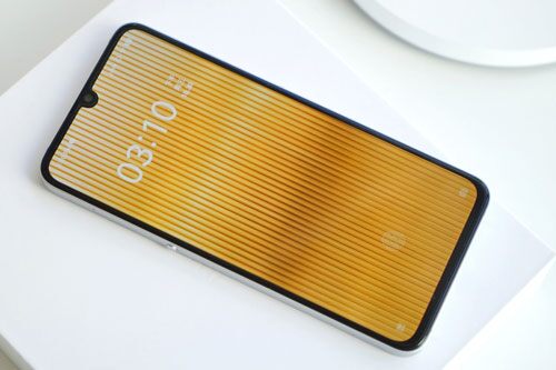 Smartphone chip S855 Plus, RAM 12 GB, 4 camera sau, pin 4.000 mAh, giá gần 12 triệu