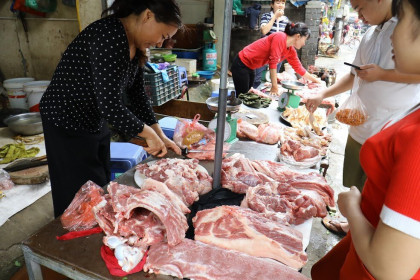 Thịt lợn siêu thị giảm giá, chợ truyền thống vẫn ở mức cao